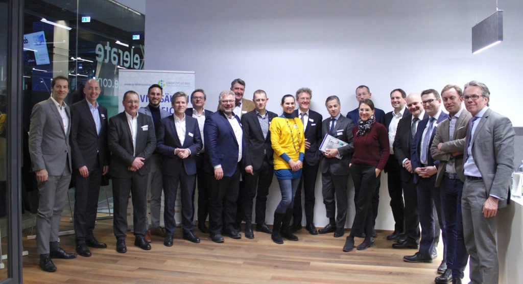 Zu den Schwerpunkten „Mobilität“, „Vernetzung“ und „Verknappung“ trafen sich Wolfgang Kradischnig (DELTA), Klaus Wenger-Oehn (VOLKSWOHNUNGSWERK), Andreas Reittinger (VOLKSWOHNUNGSWERK), Daniel Grossmann (Minewerk), Josef Ostermayer (SOZIALBAU), Hannes Stangl (SOZIALBAU), Karl Friedl (M.O.O.CON), Christoph M. Achammer (ATP), Thomas Madreiter (Stadt Wien), Margot Grim (e7 Energie), Michael Baert (IFA), Peter Ulm (6B47), Klaus Wolfinger (Wolfinger Consulting), Helene Fink (IG Lebenszyklus Bau), Klaus Reisinger (iC consulenten ZT), Erich Thewanger (KPMG), Berthold Lindner (Heid & Partner Rechtsanwälte), Ferdinand Harnoncourt-Unverzagt (BIG) und Stephan Heid (Heid & Partner Rechtsanwälte) (v.l.n.r.). Zu den Schwerpunkten „Mobilität“, „Vernetzung“ und „Verknappung“ trafen sich Wolfgang Kradischnig (DELTA), Klaus Wenger-Oehn (VOLKSWOHNUNGSWERK), Andreas Reittinger (VOLKSWOHNUNGSWERK), Daniel Grossmann (Minewerk), Josef Ostermayer (SOZIALBAU), Hannes Stangl (SOZIALBAU), Karl Friedl (M.O.O.CON), Christoph M. Achammer (ATP), Thomas Madreiter (Stadt Wien), Margot Grim (e7 Energie), Michael Baert (IFA), Peter Ulm (6B47), Klaus Wolfinger (Wolfinger Consulting), Helene Fink (IG Lebenszyklus Bau), Klaus Reisinger (iC consulenten ZT), Erich Thewanger (KPMG), Berthold Lindner (Heid & Partner Rechtsanwälte), Ferdinand Harnoncourt-Unverzagt (BIG) und Stephan Heid (Heid & Partner Rechtsanwälte) (v.l.n.r.).